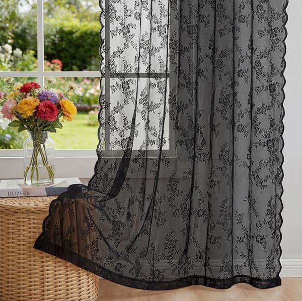 Set med 2 skira spetsgardiner, lämpliga för sovrum och vardagsrum. Blcak*2 W:75cm*L:200cm