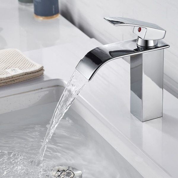Modern badrumsblandare, vattenfallsblandare i elegant design, badrumsblandare i mässing, varmt och kallt vatten tillgängligt