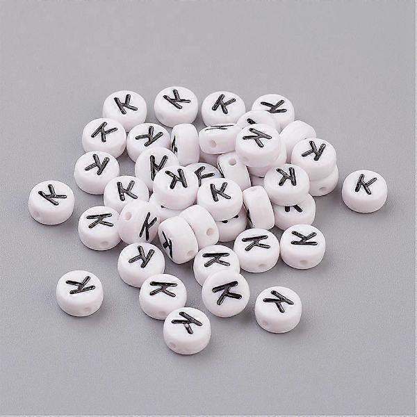100 stk. flade runde akrylperler med bogstav K og horisontalt hul, hvide og sorte, størrelse: ca. 7 mm i diameter, 4 mm tykke, hul: 1 mm
