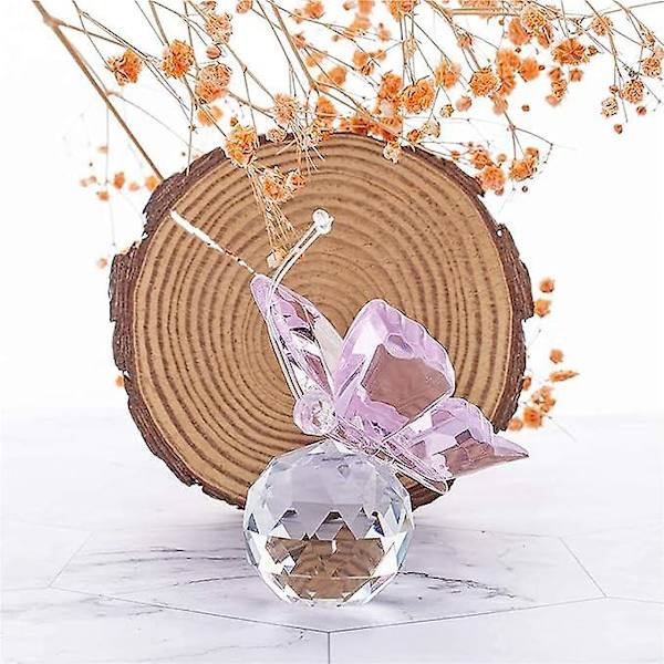 Kristallinen lentävä perhonen pallopohjalla, lasitaidekokoelman koriste-esine, eläinpainopaperi pink