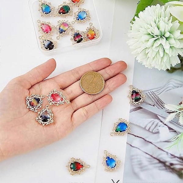 16 st 8 färger Tårförmad Kristallberlock Filigran Blomma Fack Charm med Färgade Facetterade Glaspärlor Glasberlocker