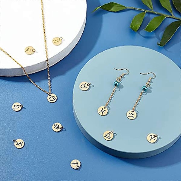 [STØRRELSE]: Runde stjernetegn charms ca. 12 mm i diameter, 1 mm tykke, hul: 3 mm, 12 stjernebilleder, 1 stk./stjernebillede, beholder ca. 7,4x7,2x1,7 cm.