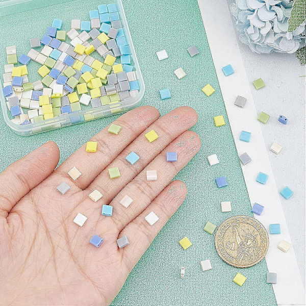 1 Laatikko 240kpl 2-reikäisiä lasihelmiä Tila-helmiä 5mm Kaksi reikäistä välihelmeä Japanilaisia siemenhelmiä Löysiä helmikoristeisia neliöhelmiä korujen valmistukseen Helmisarja 5x5x1.