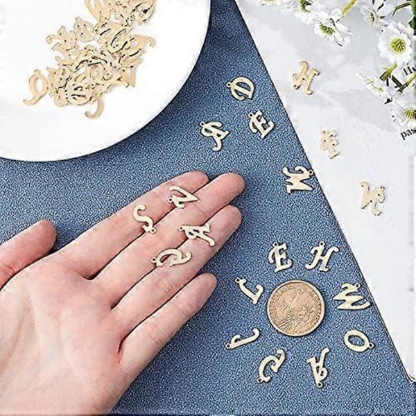 52 st Rostfria Bokstavsberlocker 1mm Hål Metall A ~ Z Bokstavsberlocker och Gyllene Laserskurna Alfabet Berlocker för Armband Halsband och Örhängen