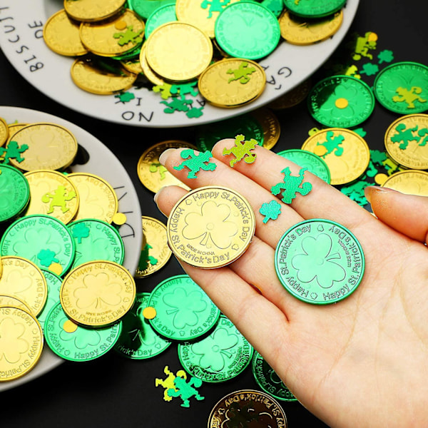 200 kpl Pyhän Patrickin päivän muovisia shamrock-kolikoita, 3-lehtisiä apiloita, onnenkolikoita, kultaisia ja vihreitä kolikoita shamrock- ja tonttukonfeteilla irlantilaisille