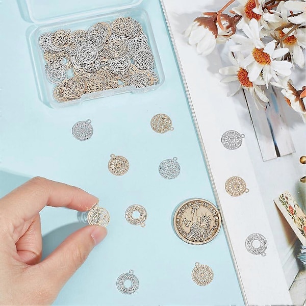 80 stk. 2 Farver 4 Stil Flade Runde Charms Blomster Charms Messing Filigran Charms Metal Vedhæng Hule Charms Blomster Vedhæng til DIY Halskæde Armbånd E