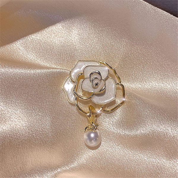 Kamelia Pärla Accessoar Brosch Kvinnlig Ihålig Kostym Klänning Jacka Corsage Bröllopsfest Brosch Pins För Kvinnor Mode