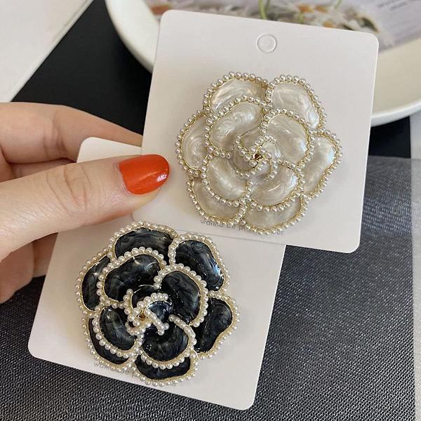 Emaljblom brosch för kvinnor Kamelia pärla brosch elegant kronblad pin brosch bröllop fest brosch gåva