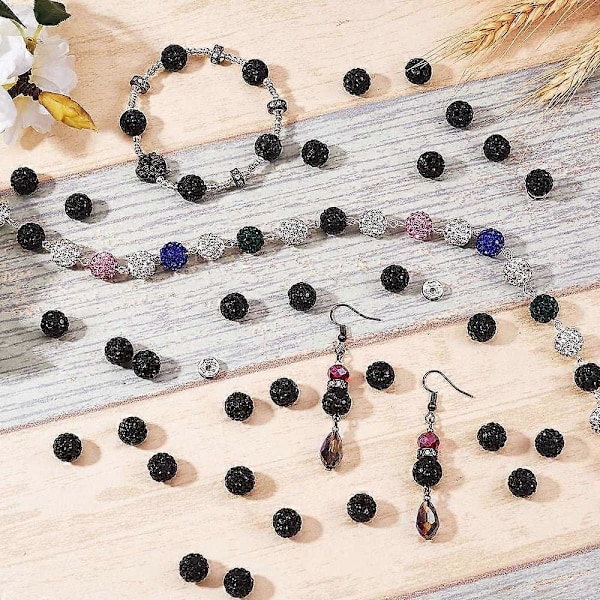 1 Laatikko 100 kpl polymeerisavi strassi pyöreitä helmiä ja 10 kpl messinki strassi välihelmiä Jet PP13 (1,9~2mm) 6 riviä strasseja 10mm Reikä: 1,5mm 110kpl/ltk
