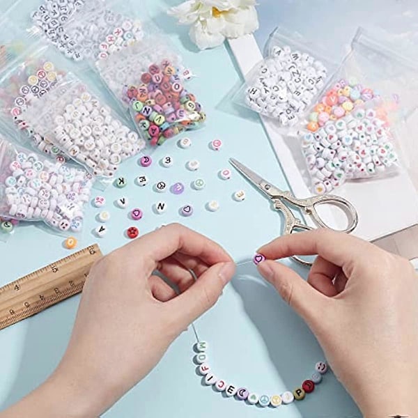 1335 st Bokstavspärlor 12 Stilar Alfabetet A-Z Pärlor Hjärta Nummer Pärlor Akryl Initial Pärlor Platta Runda Pärlor med Kristalltråd för DIY Vännskap Halsband
