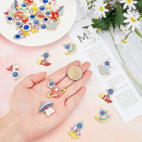1 Laatikko 28KPL 7 Tyylin Avaruusmies Korut Astronautti Emali Korut UFO Tähdenlento Teema Metalliriipus DIY Korujen Valmistukseen Korut Kaulakoru Rannekoru Askartelu