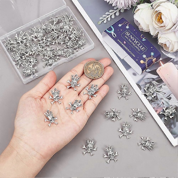 1 Æske 50 stk. Små Sølv Dødningehoved Charms Skelet Hoved Charms Bulk Halloween Antikke Dødningehoved Krone Dødningehoveder Tibetansk Legering Gotisk Charm til Smykkefremstilling Char