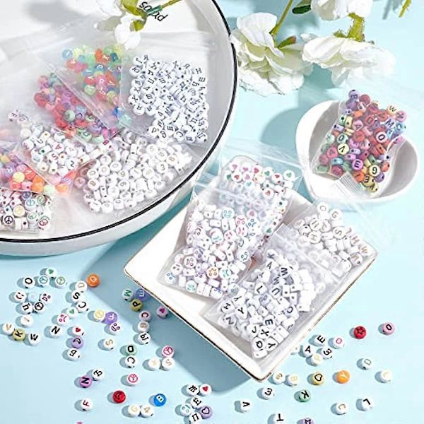 1335 stk. Bogstavperler 12 Stilarter Alfabet A-Z Perler Hjerte Nummer Perler Akryl Initial Perler Flade Runde Perler med Krystal Snore til DIY Venskab Halskæde