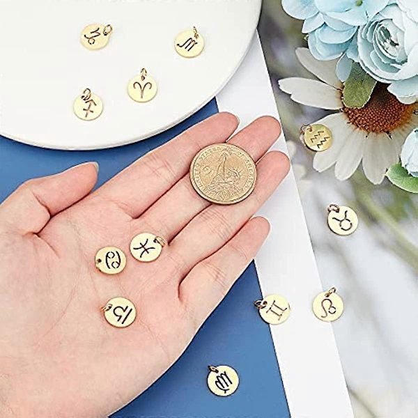 [STØRRELSE]: Runde stjernetegn-charms ca. 12 mm i diameter, 1 mm tykke, hull: 3 mm, 12 stjernebilder, 1 stk/stjernebilde, beholder ca. 7,4x7,2x1,7 cm.