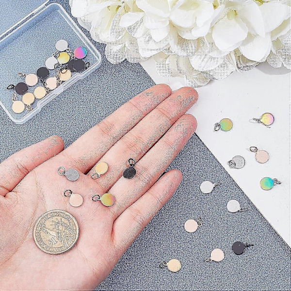 30kpl 8mm 5 Väriä Metalliset Pyöreät Aihio-korut Hypoallergeeniset Ruostumattomasta Teräksestä Valmistetut Riipukset Lenkillä Tyhjiöpinnoitetut Korut DIY-korujen Valmistukseen 3,5mm Reikä