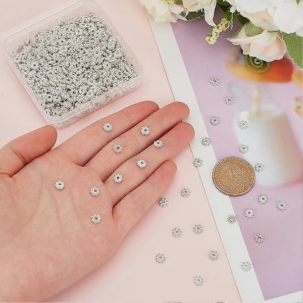 1 Ask 600 st Silver Daisy Pärlor 6mm Blomma Distans Pärlor Bulk Tibetansk Metall Legering Mini Rund Snöflinga Rondelle Lösa Charms Pärlor för Smyckestillverkning Sup