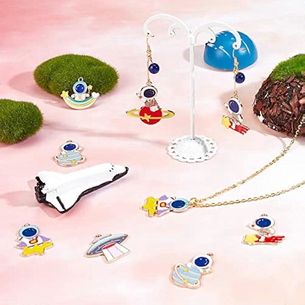 1 Æske 28 STK 7 Stilarter Rummand Charms Astronaut Emalje Charms UFO Skydestjerne Tema Metal Vedhæng til DIY Smykkefremstilling Charms Halskæde Armbånd Håndværk
