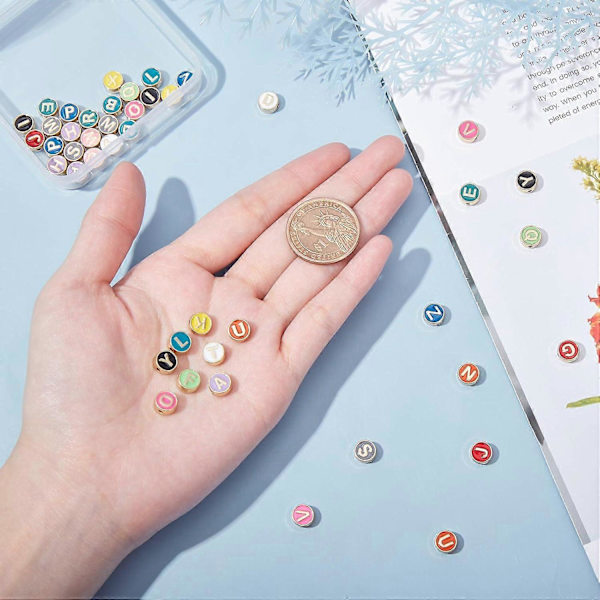 52 stk. legeringsbogstavperler runde afstandsstykker alfabetperler løse emaljeperler charms til DIY halskæde armbånd smykkefremstilling (blandet farve