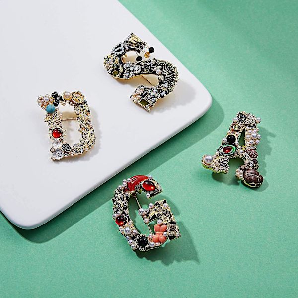 Pärla Initial Brev Brosch Guldpläterade Pins Kristall Rhinestone Alfabetet Brosch Pins För Kvinnor Gåvor Smycken