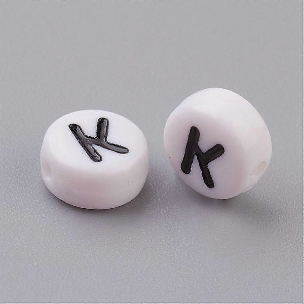 100 stk. flade runde akrylperler med bogstav K og horisontalt hul, hvide og sorte, størrelse: ca. 7 mm i diameter, 4 mm tykke, hul: 1 mm