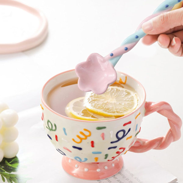 1 stk. snoet langskaftet keramikske, husholdningsske med godt udseende og sød stil, omrøringsske, kaffeske, piget hjerteske, pink