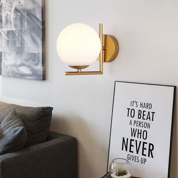 Moderne og elegant LED væglampe med opal hvid glaskugle og guldroset med E27 fatning til soveværelse, stue, entre