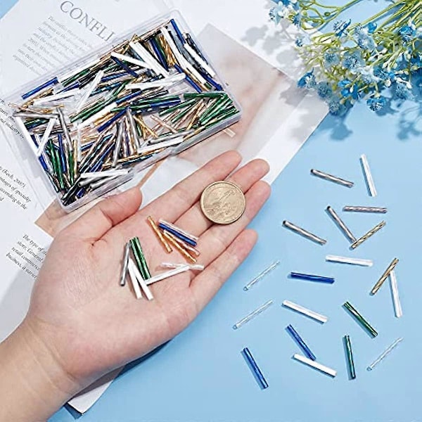 Cirka 480 st 8 färger Glasvridna Bugle Pärlor Elektropläterade Opaka Rör Bugle Frö Pärlor 25~26x2.5mm Långa Rör Tjeckiska Glaspärlor för DIY Smyckestillverkning