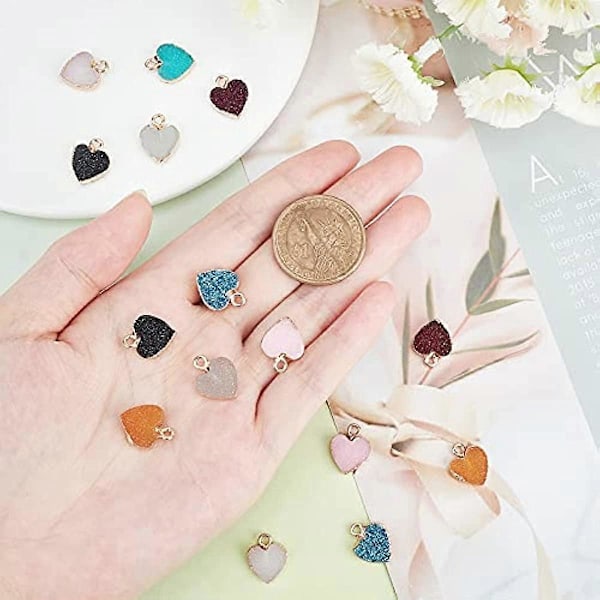 1 Ask 16 st 8 Färger Resin Druzy Berlocker Hängande Smycken Färgglada Hjärta Form Guldpläterad Faux Ädelsten Hängande Berlock