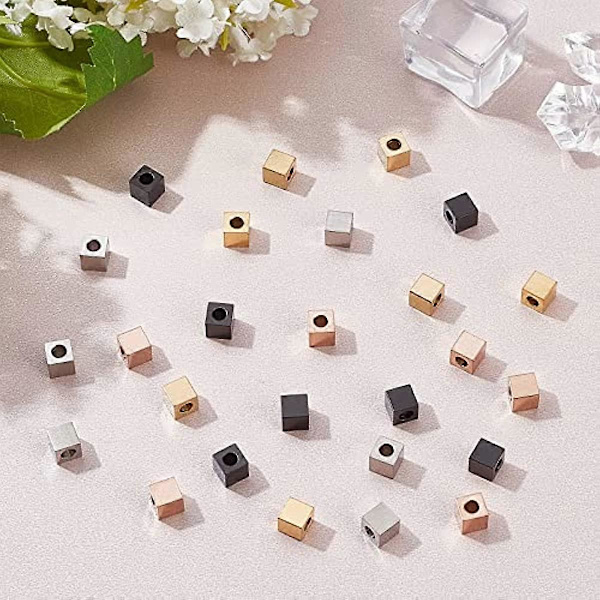 Design: Dessa pärlor är kubformade, med en enkel och generös design. Lägg till dem i din smyckesdesign för att göra den mer trendig och klassisk. De kan också användas för att