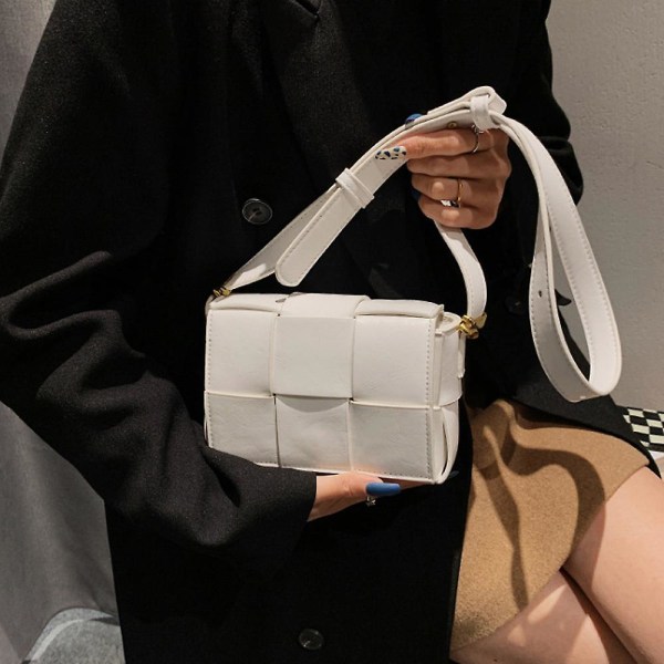 Naisten kudottu pehmustettu laatikkomallinen olkalaukku, PU-nahkainen olkalaukku, muodikas käsilaukku, naisten clutch-laukku. white