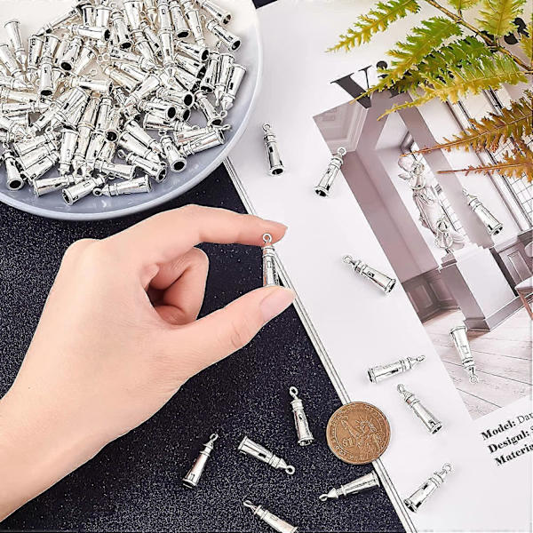 noin 100 kpl Tiibetiläistyylisiä sinkkiseosriipuksia Majakan muotoisia koristeita Antiikkihopeanvärisiä riipuksia kaulakoruihin Rannekoruihin DIY-korujen valmistukseen 25x8mm Ho