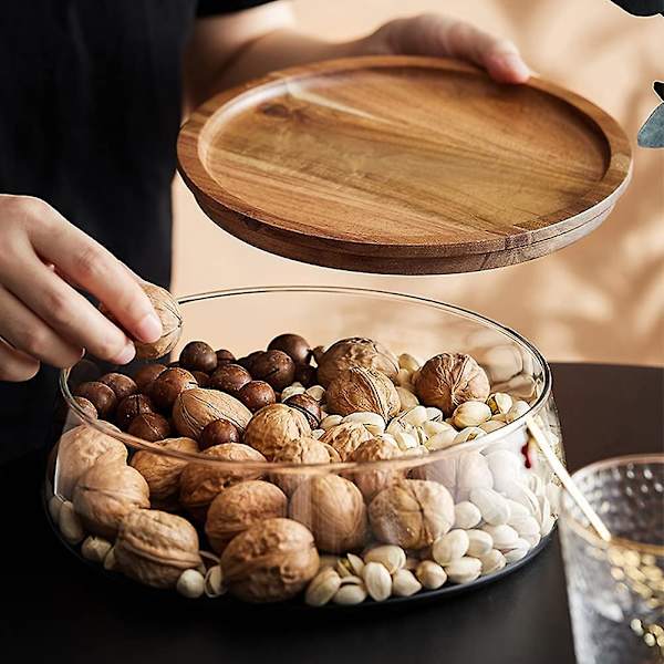 Glasgodis och nötter serveringsbehållare med trälock, rund matförvaringsbricka, snacksbricka bröd tallrikar sallad frukt grönsak stora skålar