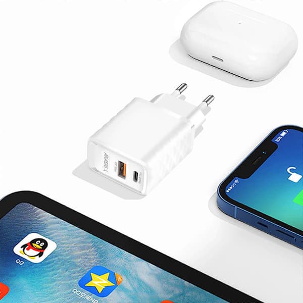 Dobbel lader USB-A QC 3.0 + USB-C PD 20W Hurtiglading Akashi hvit White