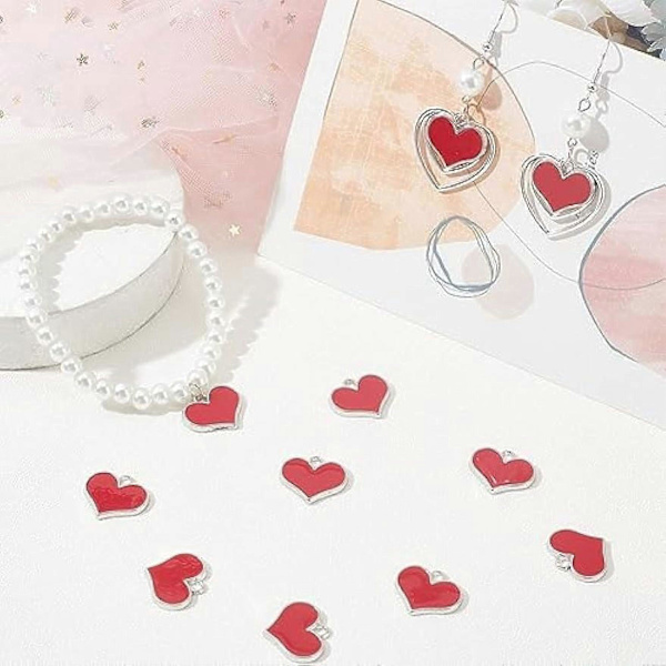50 STK Valentine Hjerte Charms Bulk Røde Hjerter Charm Emalje Evig Kærlighed Søde Valentinsdag Charm Hjerteform Sølv Charm til Smykkefremstilling Charms Nøgle