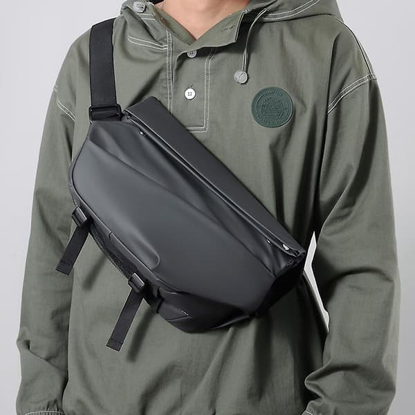 Sling Bag -  Expanderbar, Multifunktionell Crossbody Bag  Bröst Axel Ryggsäck Casual Daypack Ash