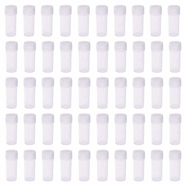 25 hver av 5 ml og 7 ml plastflasker