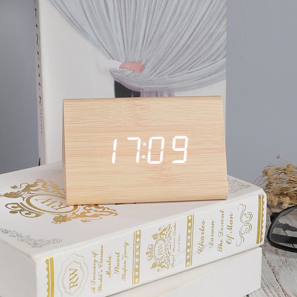 Digital väckarklocka i trä, dubbla larminställningar LED-display Stilren träådring Digital bordsklocka med ljudkontrollfunktion och kalender