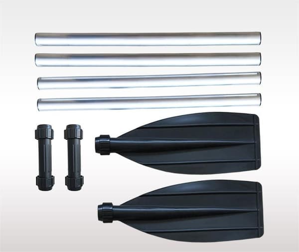 Et par segmenterede pagajer i aluminiumslegering, der kan samles, justeres i længden og skilles ad.