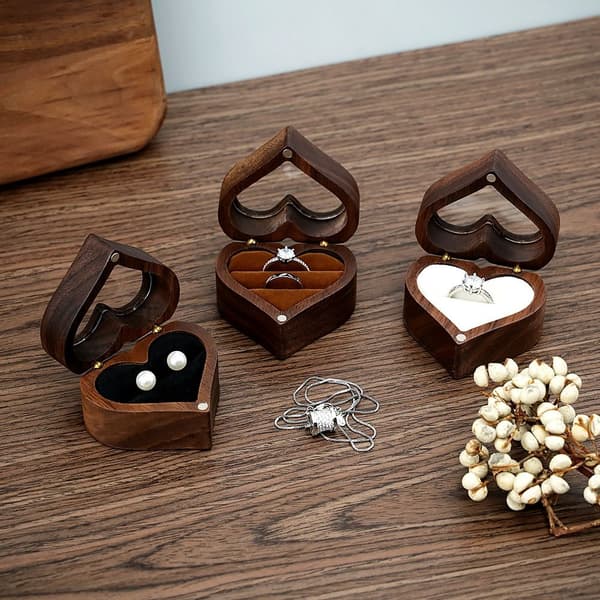 Smyckeskrin i trä, hjärtformad ringdisplaybox black