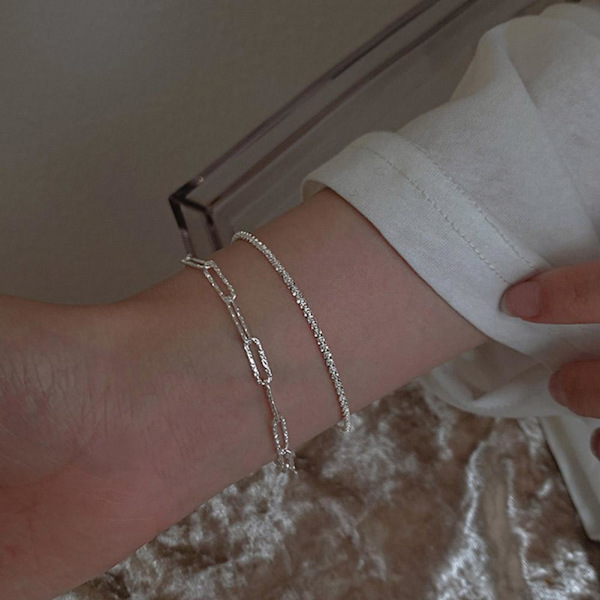Stilrent och minimalistiskt armband med nischdesign, infällt coolt An B One size