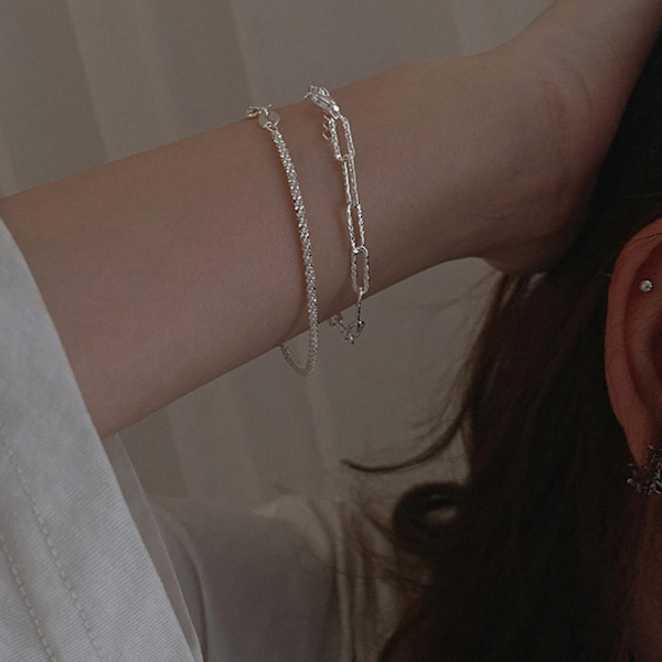 Stilrent och minimalistiskt armband med nischdesign, infällt coolt An B One size