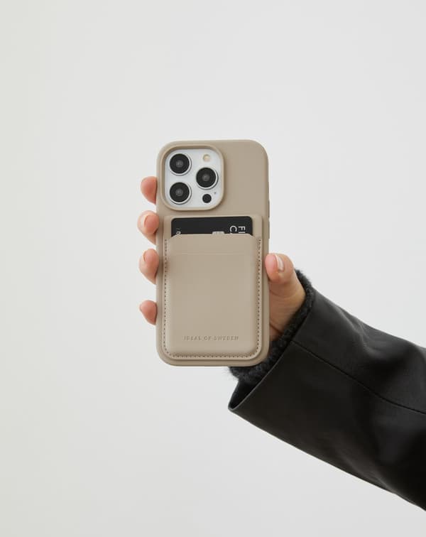 Silicone Case MagSafe iPhone 13 / 14 / 15 / 16e / 17e Perfect Beige