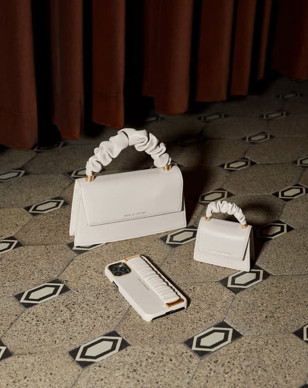 Statement Case iPhone11 / XR Ruffle Cream Top Handle Beige