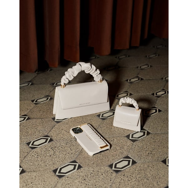 Statement Case iPhone11 / XR Ruffle Cream Top Handle