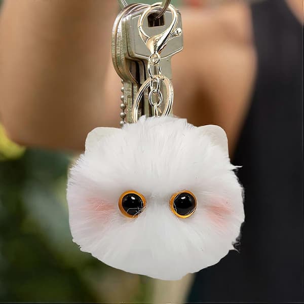 Sød Kat Plys Nøglering med Blød Fluffy Tekstur til Tasker, Yndigt Katte Design, Hvid