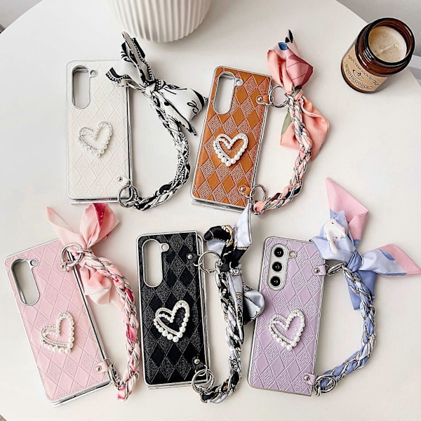 Etui til Samsung Galaxy Z Flod 6 med håndkjede, håndleddsreim, armbånd, silkeskjerf, diamantmønster, perle-hjertedesign, støtsikker telefonbeskyttende deksel pink