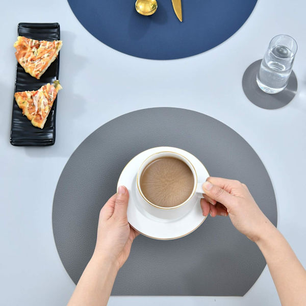 Runde bordskånere, skridsikre vendbare kunstlæder bordskånere sæt med 2 vaskbare bordskånere og 2 underlag, kaffemåtter til spiseborde Dark Blue + Grey