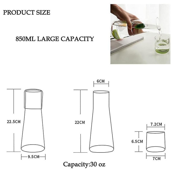 Klart vandkaraffelsæt ved sengen med tumblerglas til natbord i soveværelset, natvandskaraffel med G