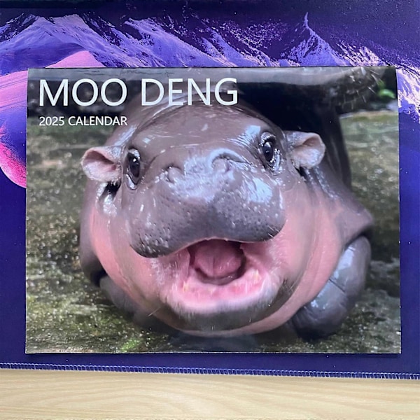 Morsom Moo Deng Flodhest Kalender 2025, Moo Deng Dvergflodhest Hengende Månedlig Veggkalender Rask