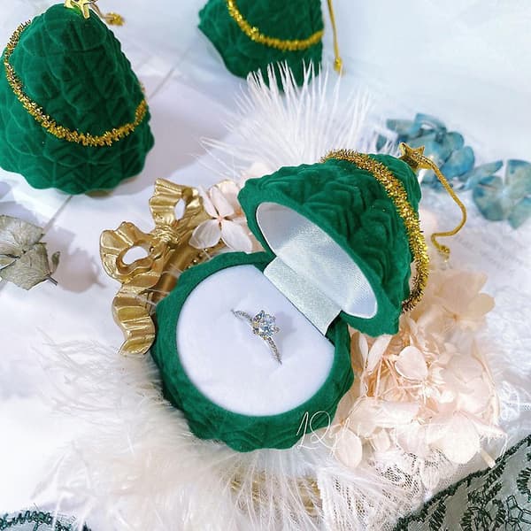 Julgrans Smyckesringhållare Förlovningsbröllopsask Foto Ring Present